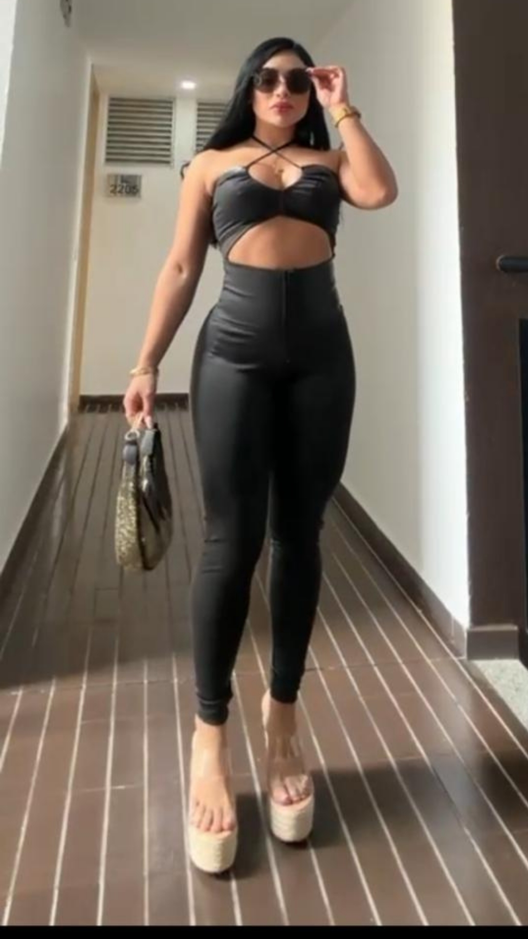 Enterizo Negro Bota Tubo en Suplex | Diseño Cut-out y Escote Cruzado